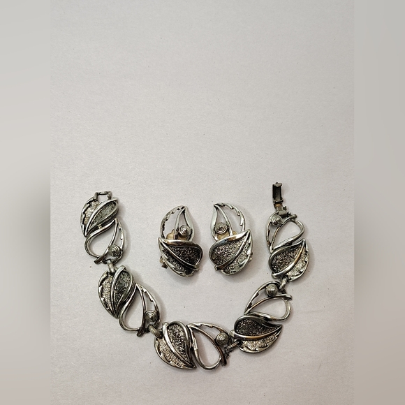Sarah Coventry Jewelry - Sarah Coventry Vintage Silver Tone Leaf Link Chain Bracelet & Clip On Earrings